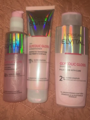 L'Oréal Elvital Glycolic Gloss set - Säljer ett set med L'Oréal Elvital Glycolic Gloss: shampoo, balsam och glansserum. Produkterna har skimrande holografiska detaljer och rosa toner. Perfekt för dig som vill ha glansigt och mjukt hår. Passar till frissigt och matt hår.