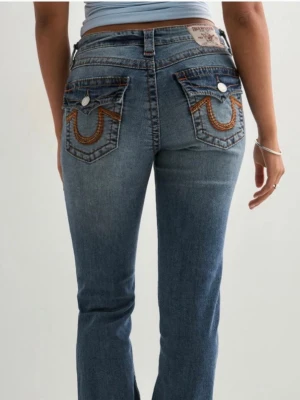 True religion jeans - Köpta från Nelly för 1399kr.Säljer då jag rensar garderoben och dessa är för korta för mig som är 175 cm lång. Inget fel på jeansen!💓.                   Säljer rätt så billigt för jag vill bli av med de‼️               Innerbenslängd:80cm.                                        Midja tvärs över:34cm.