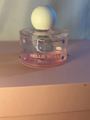 Hello kitty parfym - Säljer en gammal hello Kitty parfym från 2010, om du är intresserad vid köp så hade jag hellre rekommenderat att endast köpa vid dekoration istället för parfym