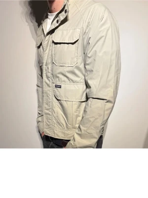 Woolrich fieldjacket  - Beige fieldjacket från Woolrich i storlek S-M. Stilren och perfekt till sköna vårdagar. Priset är ej hugget i sten 🙌. Säljer denna då jag ej använder den längre!