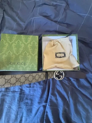 Gucci GG Supreme bälte med silverdetalj - Ännu en gåva jag aldrig kommer använda säljs av snabbt är ca 115-120cm lång, extremt bra material och kvalité helt ny!