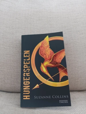 Hungerspelen  - Hungerspelen av Suzanne Collins på svenska som är helt ny .Perfekt för dig som gillar dystopiska böcker.📚 75 kr + frakt