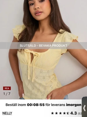 Gul spetsblus med knyt från Nelly - Söt och gullig gul blus från Nelly med spetsdetaljer och knyt framtill. slutsåld, är ny med lappar kvar. jag köpte ny för jag hade redan en så den på bilden har ingen lapp 🩷