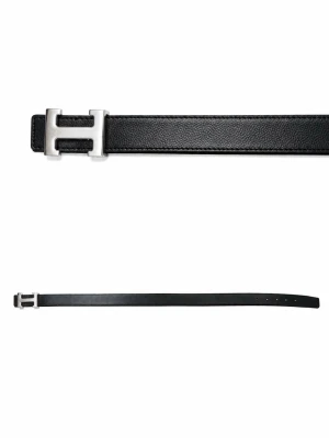 Svart skärp med H-spänne  - Snyggt svart skärp med klassiskt H-format metallspänne i silverfärg. Bältet är tillverkat i slätt skinn och har en stilren, tidlös design som passar till många olika looks.