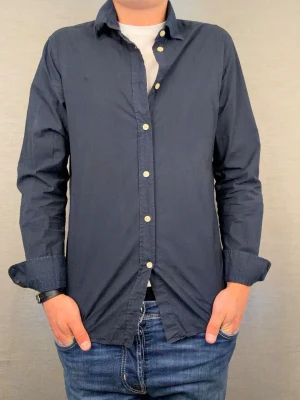Morris skjorta S mörkblå - Säljer denna sjukt snygga mörkblå skjorta från moreis! Size S. Skick 8,5/10. Modellen är 180cm. Skriv vid frågor 😄