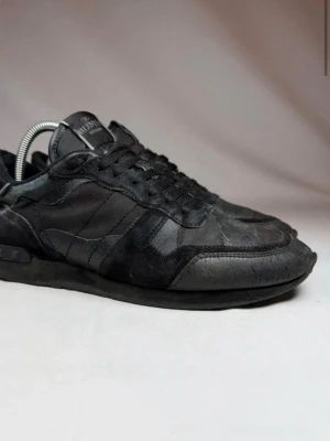 Valentino rockrunners - Säljer ett par helsvarta valentinos Rockrunners i storlek 41,5 de är i mycket bra skick och riktigt feta + trendiga hela året runt! Endast skorna medföljer vid köp!  Dessa är självklart äkta✅ nypris ~7300kr