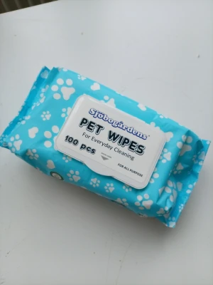 Sjöbogårdens Pet Wipes 100-pack - Blå förpackning med 100 st våtservetter för husdjur från Sjöbogårdens. Servetterna har tassavtrycksmönster och är speciellt framtagna för skonsam rengöring av päls och tassar. Perfekt för daglig användning på både hundar och katter.