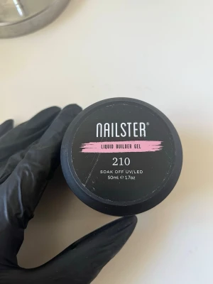 Nagelgele - Säljer denna 50ml nagelgele från Nailster. Den är i en väldigt stark rosa fin färg. Väldigt låg i sin viskositet. Det är 50ml men då den är använd lite så är det inte exakt 50ml kvar men fortfarande mer än hälften kvar. Oklart vad original priset är då just denna storlek av gelé inte verkar finns kvar i deras lager. UV lampa behövs för att använda denna gelé!!
