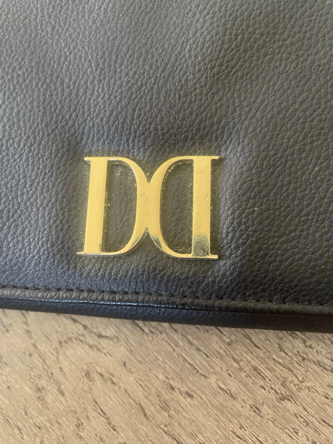 Svart clutch med gulddetalj - 3