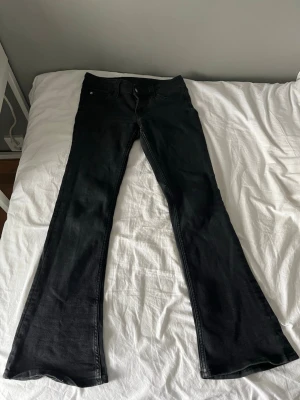 Cheap monday jeans - Så snygga jeans! Sparsamt använda, bra skick!