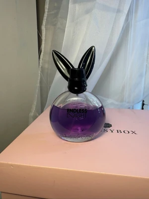 Playboy parfym 40 ml - Säljer nu denna Playboy parfymen då den inte kommer till användning, luktar otroligt gott men har så många andra parfymer redan, 40 ml och har ingen låda till💕