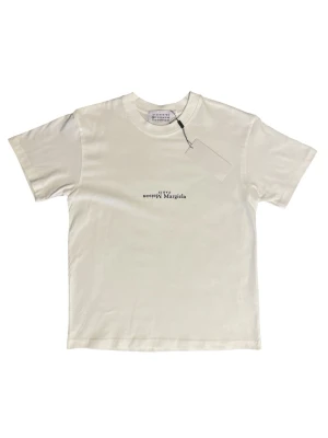 Maison Margiela T-shirt - Säljer denna fina helt oanvända vita tröjan med  MM6 tryck. Tröjan är i storlek S. Perfekt nu inför sommaren! Köpt från Vinted. Hör av er ifall ni har några frågor! ⚜️⭐️⛱️