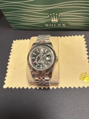 Rolx Role Sky-Dweller - Topp, Automatisk Rolx Sky-Dweller, Inplastad.