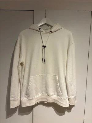 Beige hoodie  - Säljer en clean vit hoodie 