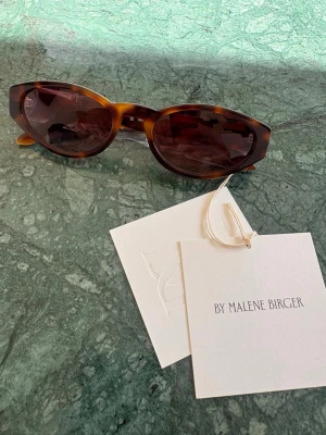 Helt nya solglasögon By Malene Birger MYLA - Helt nya solglasögon från By Marlene Birger. Modell:Myla. Färg: Tortoise. 