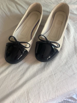 Ballerina skor  - Säljer ett par superfina oanvända ballerina skor från SHEIN i storlek 37. De var tyvärr för små för mig, (därför jag säljer dem) 
