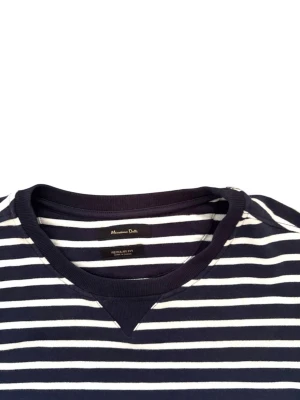 Massimo Dutti Randig Tröja  - En riktigt snygg mörkblå och vit Massimo Dutti tröja i storlek M. Mycket bra skick och såå skönt material. Öppen för bra deals och bundles! Skriv i DM om ni har några funderingar!