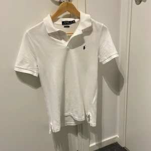 Polo Ralph lauren piké  - Säljer nu en fet polo Ralph lauren piké då ja inte använder den. Det är l i barn storlek vilket motsvarar s typ. Perfekt nu inför sommaren!