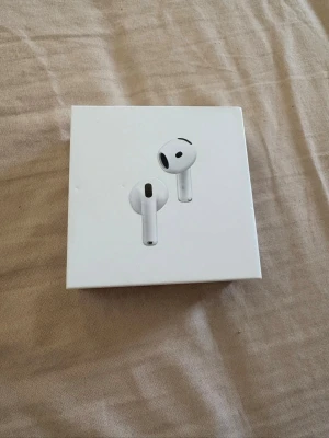 Apple AirPods 3 trådlösa hörlurar - Säljer ett par Apple AirPods 3 i vitt. De är trådlösa in-ear hörlurar med stilren och kompakt design. Perfekta för musik, samtal och gaming. Kommer i originalförpackning med klassisk Apple-look.