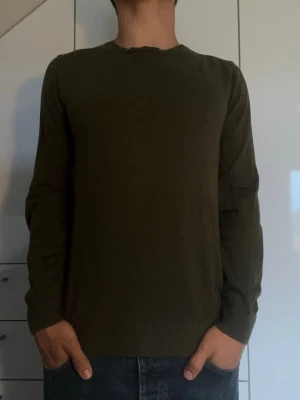 Olivgrön tröja  - Olivgrön tröja från Massimo Dutti. Den är tillverkad i bomull och Kashmir men lappen är klippt så jag vet inte exakt hur mycket, tror däremot att de är 95/5. Strl är också osäkert men jag skulle säga den är S/M. Modellen är 178 cm och väger 77 kg. Hör gärna av dig vid frågor!