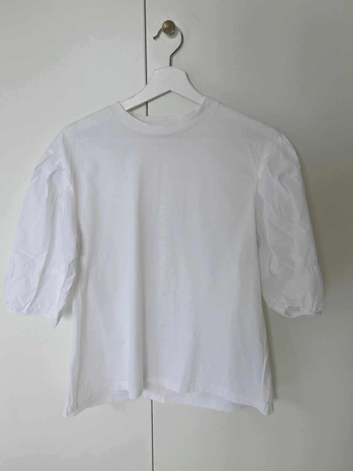 Vit blus med puffärmar