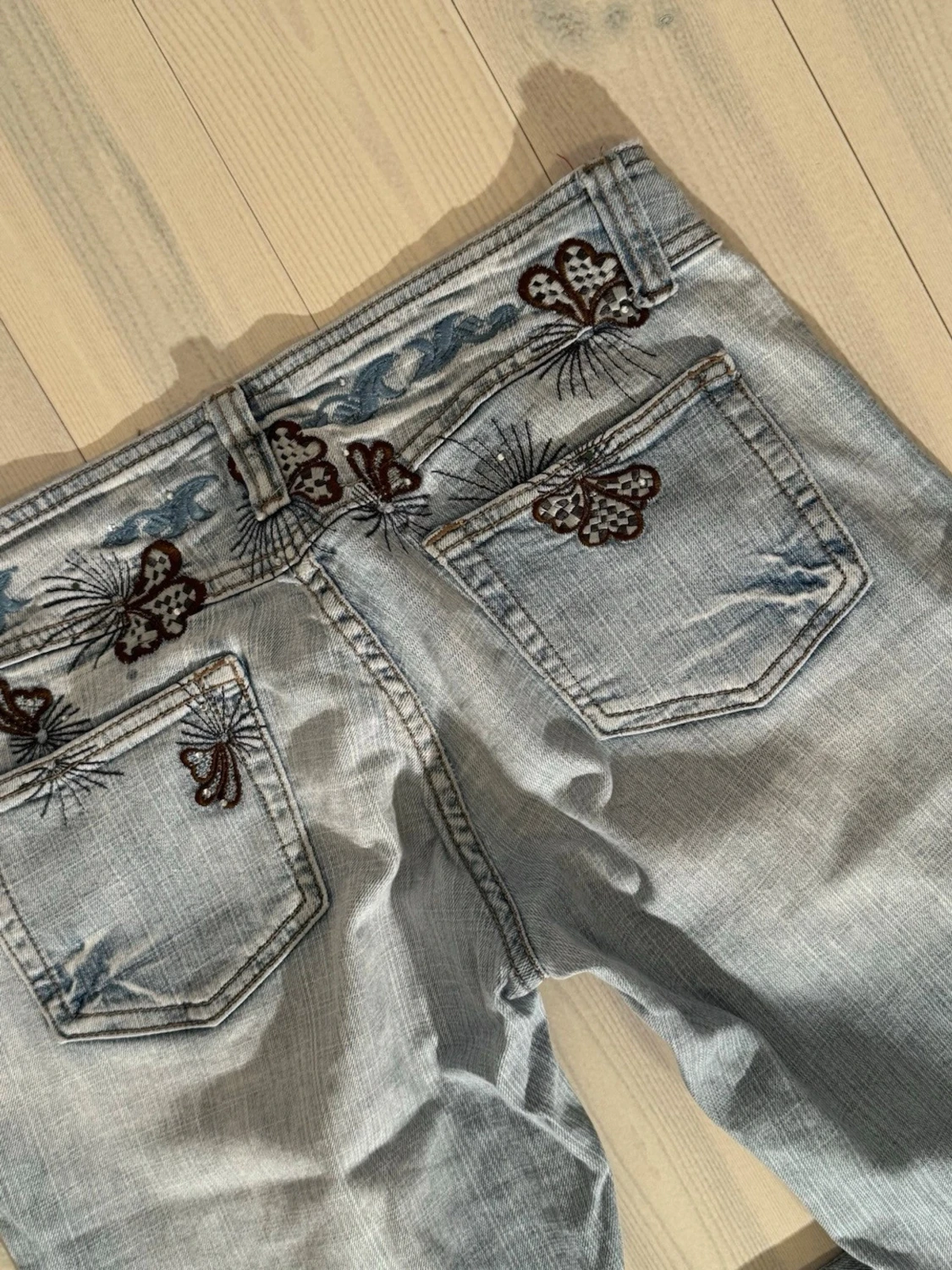 Low bootcut jeans med brodyr - 5