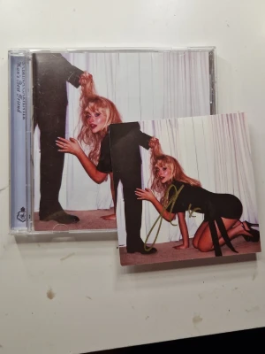Sabrina carpenter mans best friend signerad CD.  - Sabrina carpenter mans best friend signerad CD. Bra kvalite utöver ett litet verk i ena hörnet på det signerade kortet. 