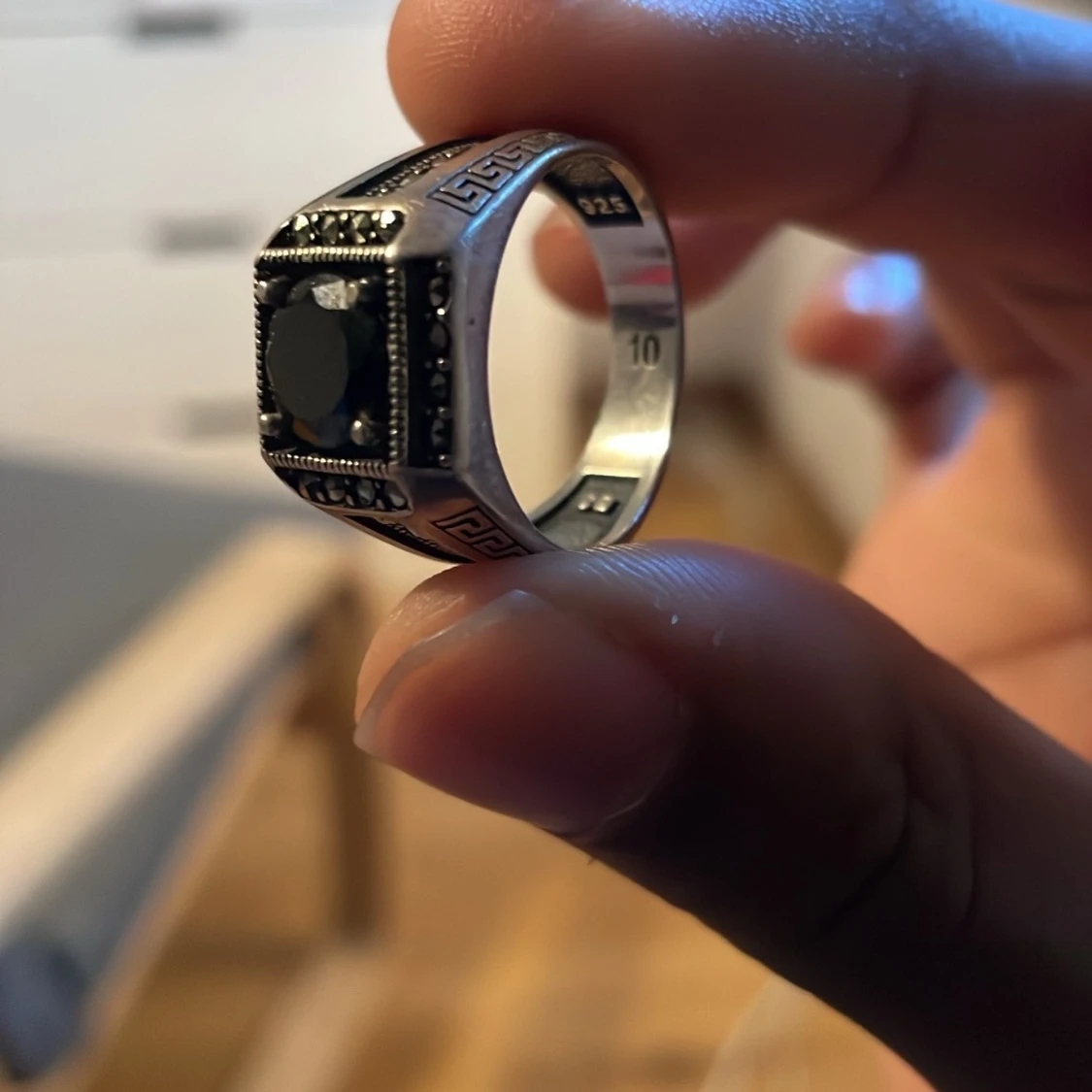 Silverfärgad ring med svart sten - 1