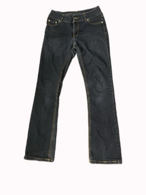 Vintage bootcut jeans - Snygga mörkblå bootcut jeans med tydliga kontrastsömmar.jeansen har normal midja och utsvängda ben. Storlek 34 från Vila💙