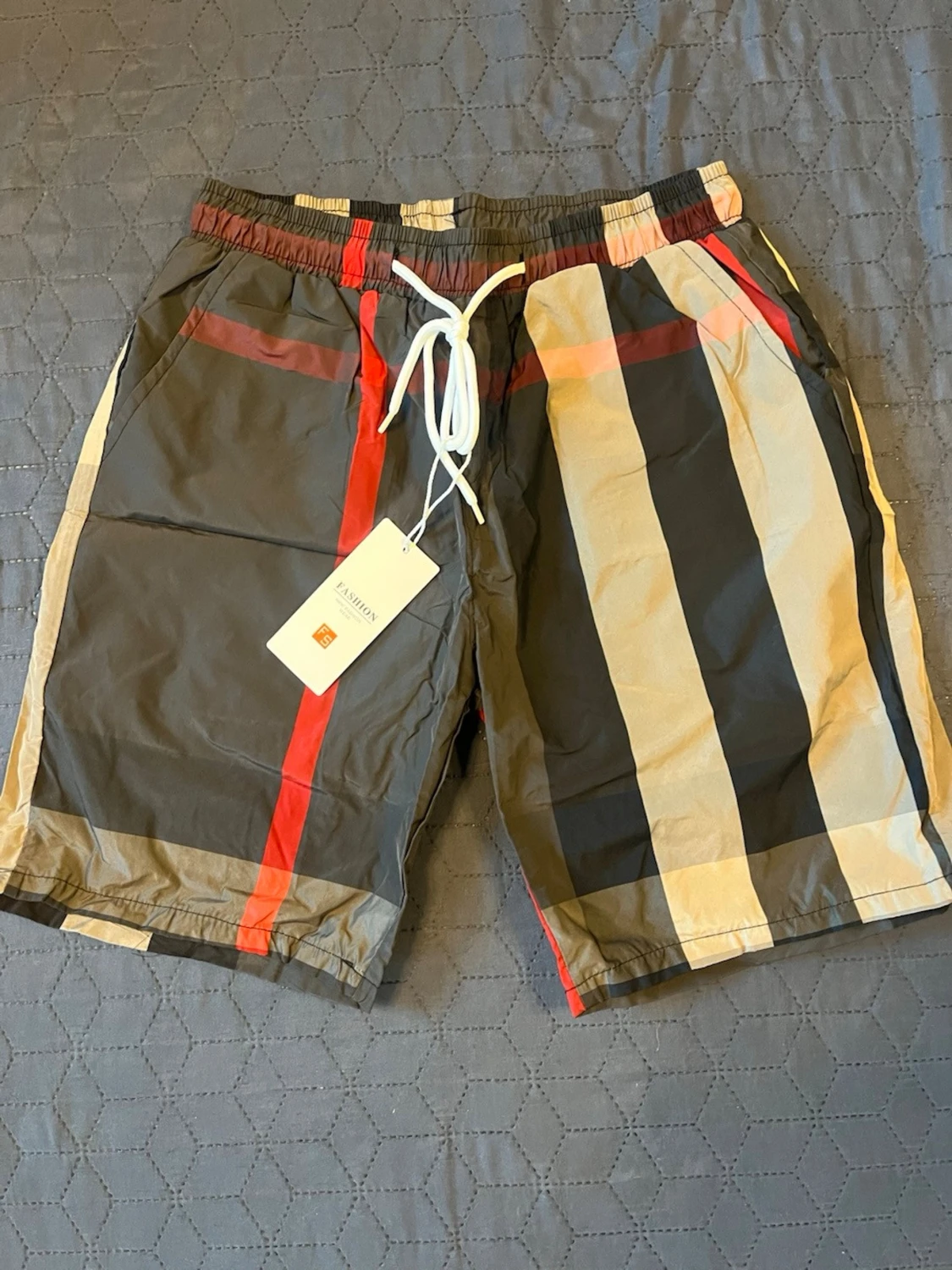 Randiga shorts med snörning