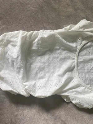 Vit urringad T-shirt - Vit urringad topp, den är nästan som broderad eller spets i tyget vilket gör den unik. Den har ingen lapp men jag tror att den är från SHEIN.