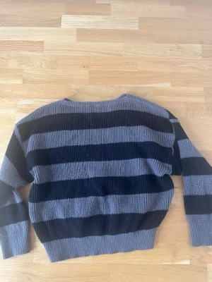 Randig stickad tröja från SHEIN - Passar även de med S och L