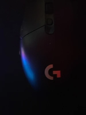 Gaming mus - Köpte den är logitechen g304 för ett tag sedan men jag fick aldrig hem den så köpte en ny behöver inte den här den är nästan helt oanvänd och perfekt om du eller ditt barn eller vem som helst vill börja med gaming den är wireless asså trådlös och är en super lätt mus kontakta mig så kan jag visa mer bilder och videos på hur man använder den!