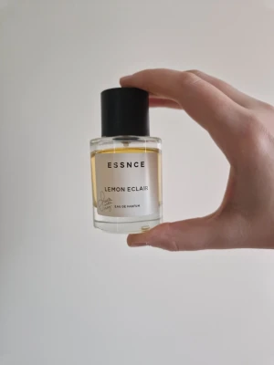 Essnce Lemon Eclair parfym - Limited edition som inte säljs längre. Skick som på bilden. Katt finns i hemmet