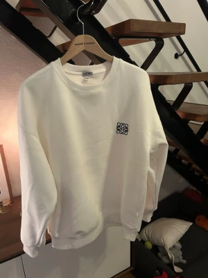 Loewe sweatshirt  - Säljer min Loewe sweatshirt som är som ny, perfekt skick och grym till sommaren eller liknande. Hör av er! 