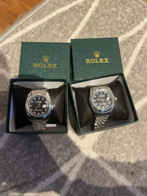 Silverfärgad klocka - Skickas samma dag! 1 för 850, 2 för 1500!