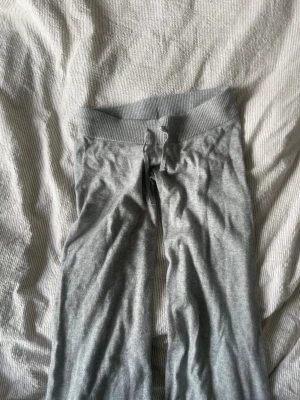 Lågmidajde mjukisbyxor  - Säljer ett par grå mjukisbyxor från Gina tricot som inte säljs längre, pris kan diskuteras 💕