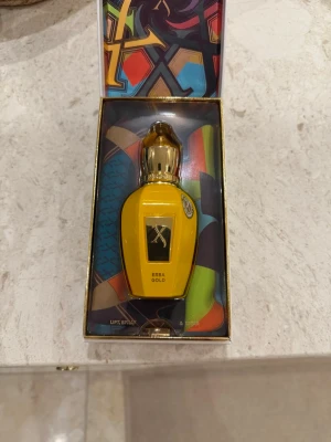 XERJOFF Erba gold  - Tja säljer mina xerjoff erba gold i storlek 50 ML för jag inte riktigt diggade lukten nypris på denna är ca 2200 kr. Sprayad max 20 gånger använd knappt köpt på nk den här vintern. Den luktar som ERBA PURA  men fräschare enligt mig än den perfekt sommarparfym. Kan gå ner i pris vid en snabb affär 