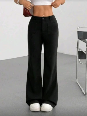  panterformade svarta elganta kostymbyxor - Säljer soprena 'fit' soprena svarta kostymbyxor med utsvängda ben och hög midja. Byxorna har framfickor och tre knappar i midjan. Perfekta till sneakers eller klackar för en clean look. Materialet är mjukt och följsamt.