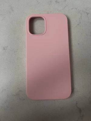 Ljusrosa mobilskal i silikon - Ljusrosa mobilskal för en miniiphone (inte säker på modell, då den är för liten för min mobil) Aldrig använd, sprillans ny.