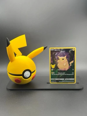 Ställ för Pokemon Boll och favorit kortet - Perfekt ställ för att visa ditt favoritkort med matchande pokemonboll som du hittar bland mina annonser. OBS annonser gäller enbart stället, inte bollen eller kortet. 