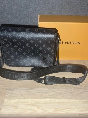 Messenger bag - Helt ny, aldrig använd, pris kan diskuteras allt på bilderna följer med. 