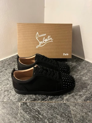 Christian Louboutin skor  - Svarta Christian Louboutin skor. Helt nya! Priset är inte fast. Kom privat för fler frågor.