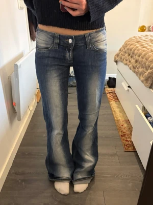 Lågmidjade bootcut jeans - Säljer dessa lågmidjade mörkblåa jeans från Cheap Monday, pris kan diskuteras😊Midjemått: ca 37cm