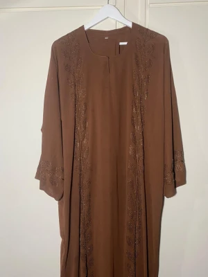 Abaya  - En brun chiffong abaya med brun hijab 