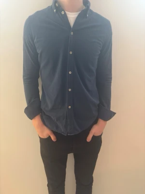 Ralph Lauren polo Oxford skjorta - Stilren blå skjorta från Ralph Lauren som passar till alla tillställningar. Skick 9/10. Priset går att diskutera vid snabb affär. Nypris 1800kr