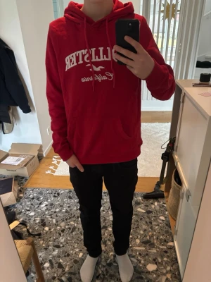 Röd hollister hoodie - Riktigt snygg hollister hoodie i stl m. Fin röd färg och hyfsat slim passform väldigt fint skick, finns inga tecken på användning. Sammanfattat väldigt snygg hoodie