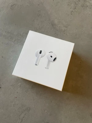 Apple AirPods 4 trådlösa hörlurar - Säljer ett par äkta Apple AirPods 4 i vit färg. Oanvända