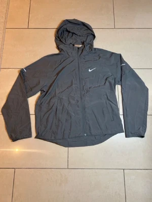 Nike Miller - Nike Miller storlek M. Säljs pga att den var för liten.