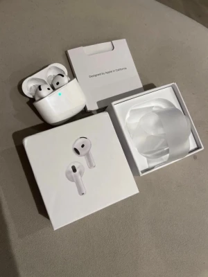 AirPods 4 (ANC) - Säljer mina AirPods 4 med ANC (Active Noise Cancellation). De är i väldigt bra skick och fungerar perfekt. Jag fick dem i present men har tyvärr ingen användning för dem, därför säljer jag dem vidare.  Originalförpackning ingår. Hör av dig om du har frågor!